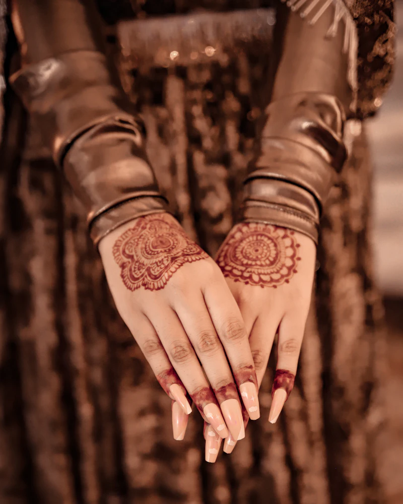 Neat alta on a bridal model's feet with silver anklets, applied by a Finenticee student, Bhubaneswar